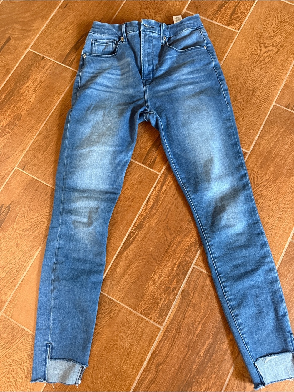 Good American Skinny Ankle Jeans in Faded Blue Wash